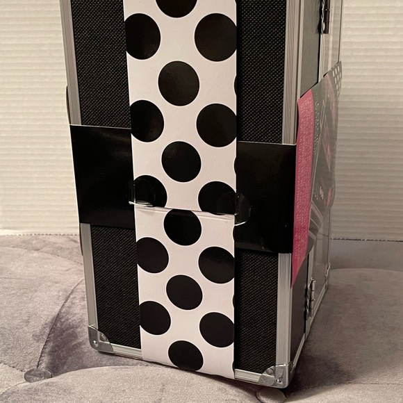 The Color Workshop Makeup Traincase - Picture 7 of 9